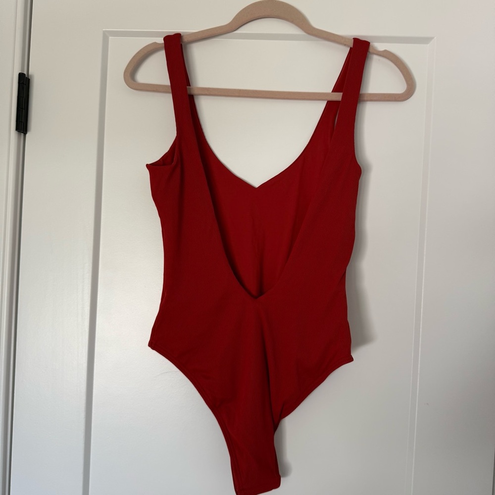 NWOT l*space Women’s Red One-Piece Ribbed Swimsuit - Picture 3 of 4